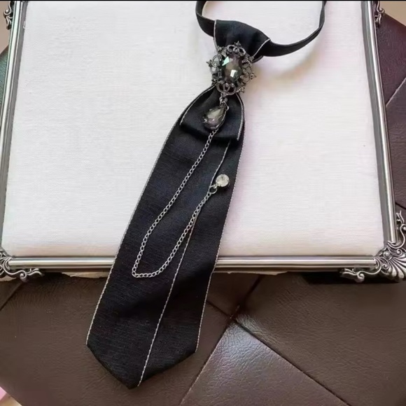 Chic Necktie - Picture 2 of 9